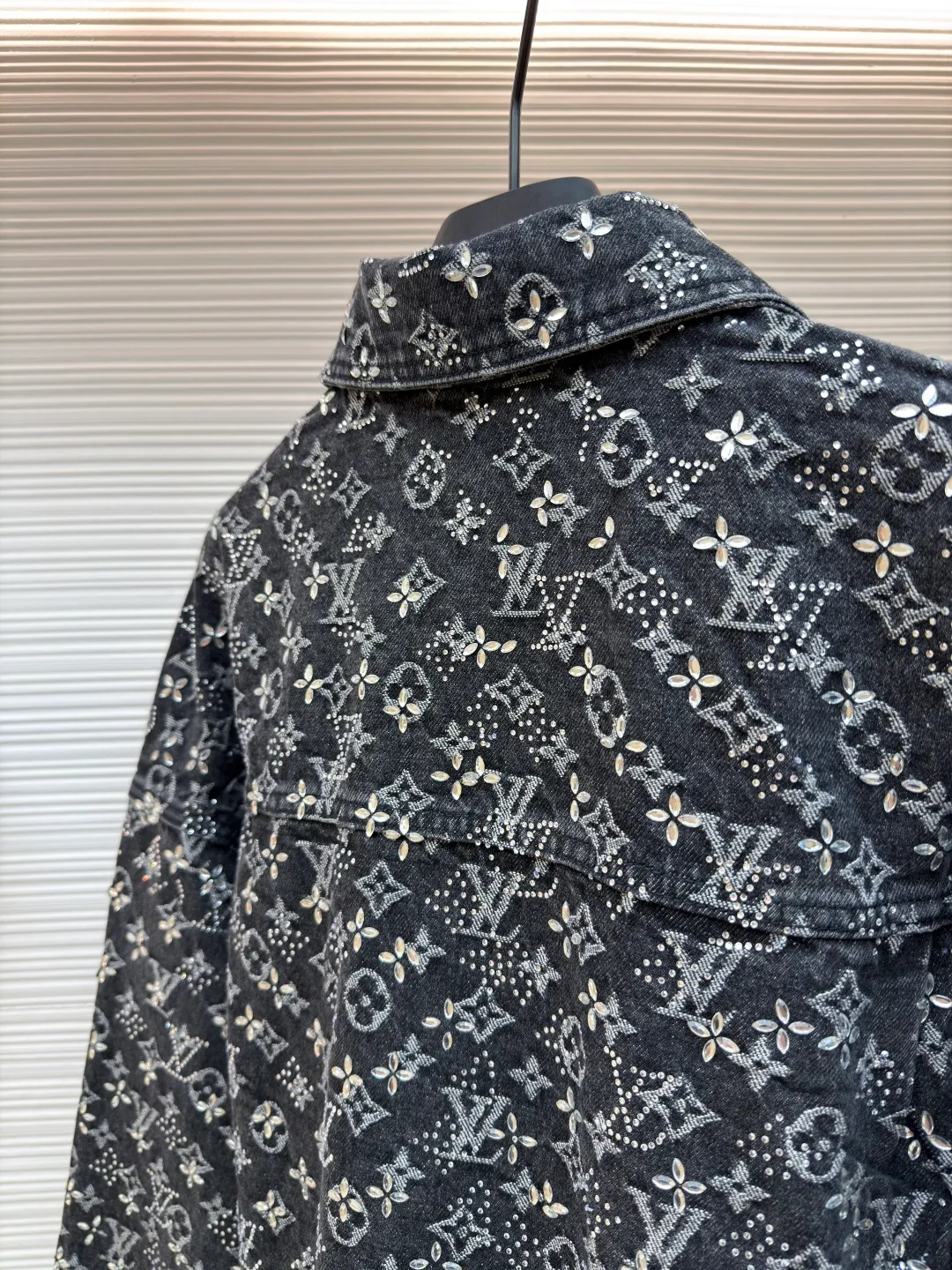 LOUIS VUITTON Presbyopia rhinestone jacquard denim jacket ●Original version: purchased and developed by 96009 ●Item number: 1681011-C55 ●Fabric: denim fabric ●Technology: jacquard rhinestone production ●Version: fitted version ●Weight: about 1475 grams ●Size: 46-48-50-52 ●Description: The fabric is sewn from denim, with a Monogram jacquard pattern printed all over, and diamond decorations using hot-drilling techniques to form the brand’s classic pattern. The waist is distressed and flocked leather, and the hardware is molded. The overall routing is straight and delicate, the fabric is comfortable and soft, and the color is consistent without color difference. It can be matched with the same style to create a fashionable look and control various occasions. Customized accessories, complete with three standards, the same style for men and women.